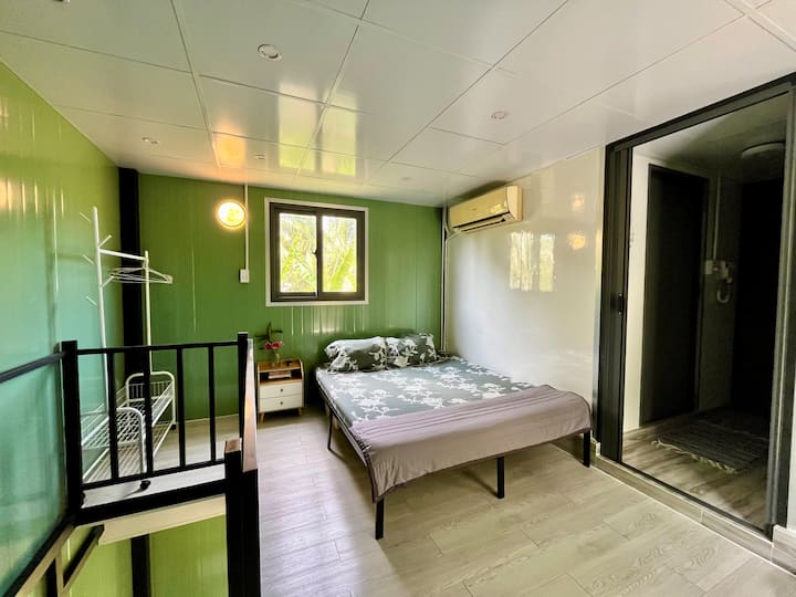 Spavaća soba br. 1

Na katu se nalaze 2 spavaće sobe s klima-uređajem, balkonom i prozorima. Dvije sobe dijele središnju kupaonicu s toplim tušem i kadom. Idealno za obitelji ili grupe koje žele udobnost i povezivanje.