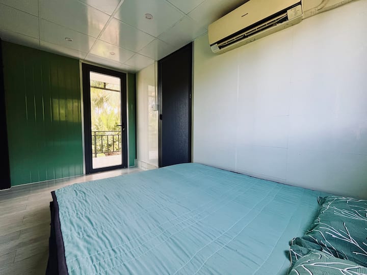 spavaća soba 2 : 
Na katu se nalaze 2 spavaće sobe s klima-uređajem, balkonom i prozorima. Dvije sobe dijele središnju kupaonicu s toplim tušem i kadom. Idealno za obitelji ili grupe koje žele udobnost i povezivanje.