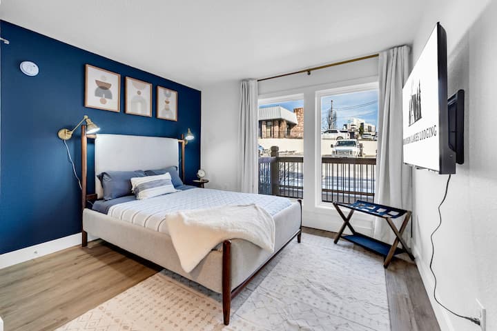 انعم بالاسترخاء في هذه الشقة الجديدة والأنيقة التي تحتوي على جناح رئيسي يضم سرير كينج وغرفة نوم كبيرة مريحة. استمتع بالميزات الحديثة والتصميم الأنيق وموقع برانسون الرئيسي - المثالي للعائلات أو الأزواج. احجز الآن للراحة والراحة!