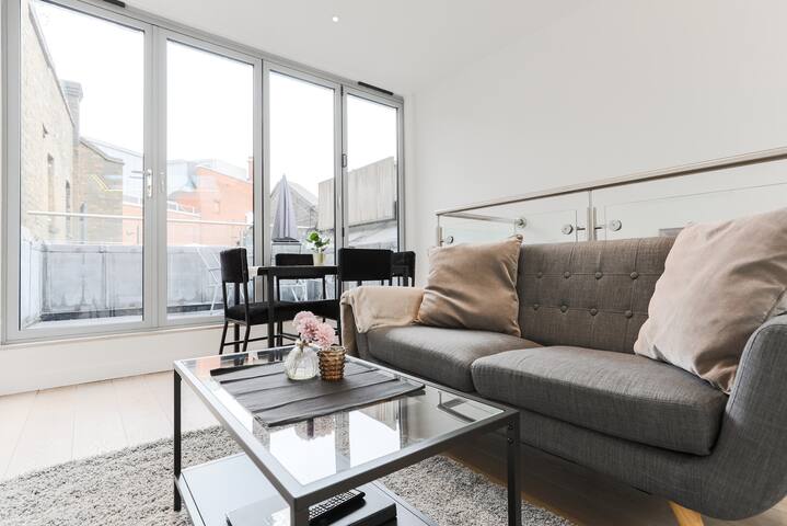 Elite Penthouse Trafalgar Square 2 Bed Apartment gallery image 2