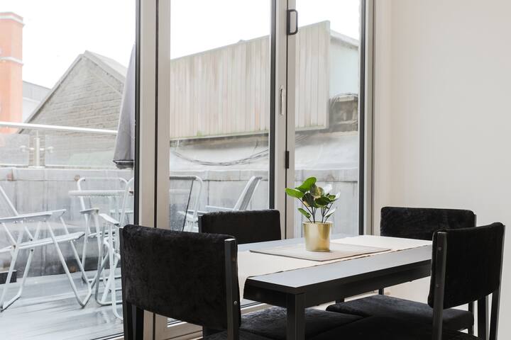 Elite Penthouse Trafalgar Square 2 Bed Apartment gallery image 4