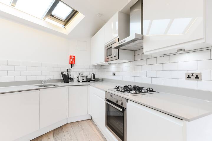 Elite Penthouse Trafalgar Square 2 Bed Apartment gallery image 5