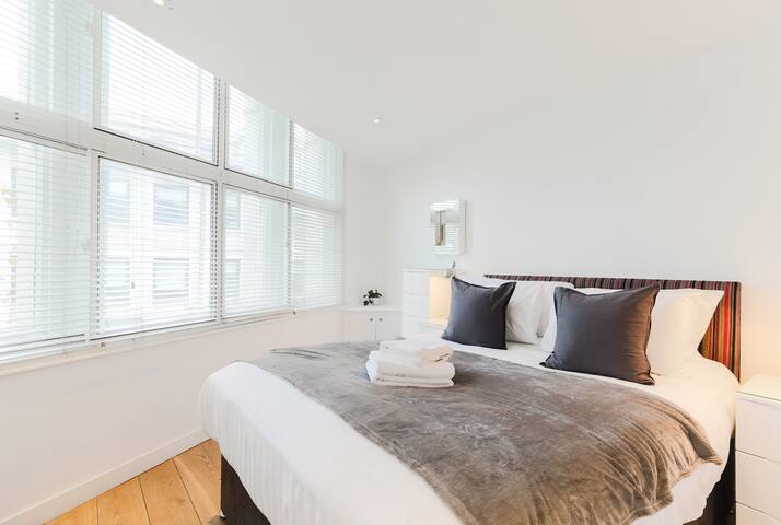 Elite Penthouse Trafalgar Square 2 Bed Apartment gallery image 3