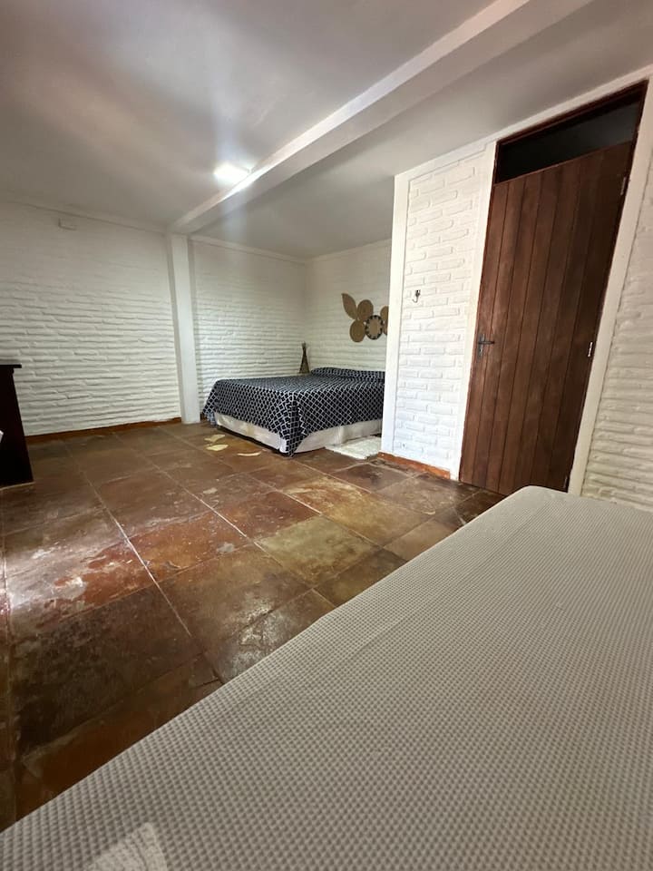 الجناح 3: سرير مزدوج بحجم كوين وسرير بيكاما.