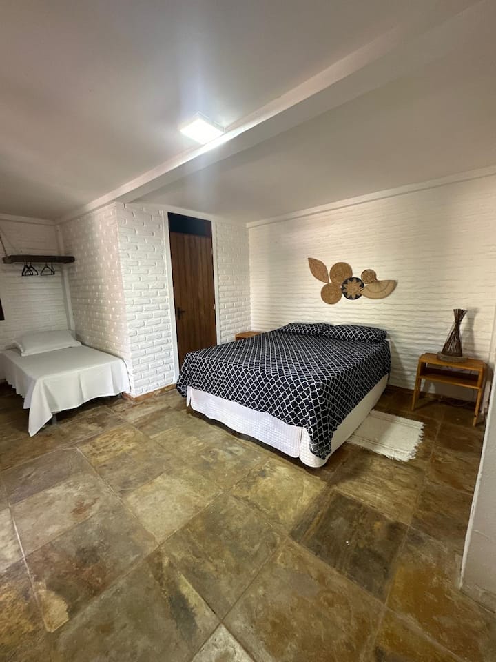 الجناح 2: سرير مزدوج بحجم متوسط وسرير مزدوج.