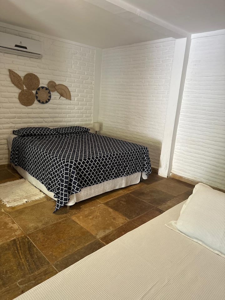 الجناح 1: سرير مزدوج بحجم متوسط وسرير بيكاما.