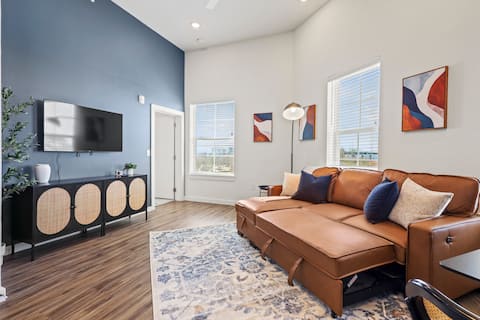 Popular Airbnb listing: New Build Lux APT NEAR DT w/KING BED+Parking+LNDRY in Bishop Arts District