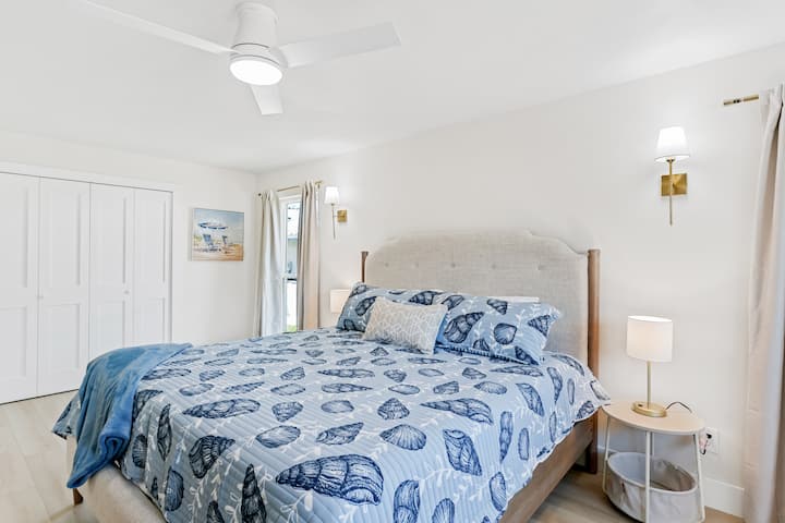 Kitanda aina ya King chenye mwangaza wa asili.