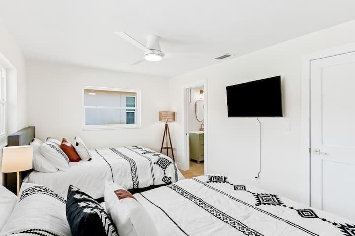 Chumba cha kulala chenye vitanda viwili kamili, Televisheni na bafu.