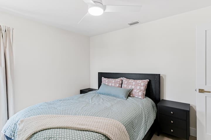 Chumba cha kulala chenye kitanda kamili.