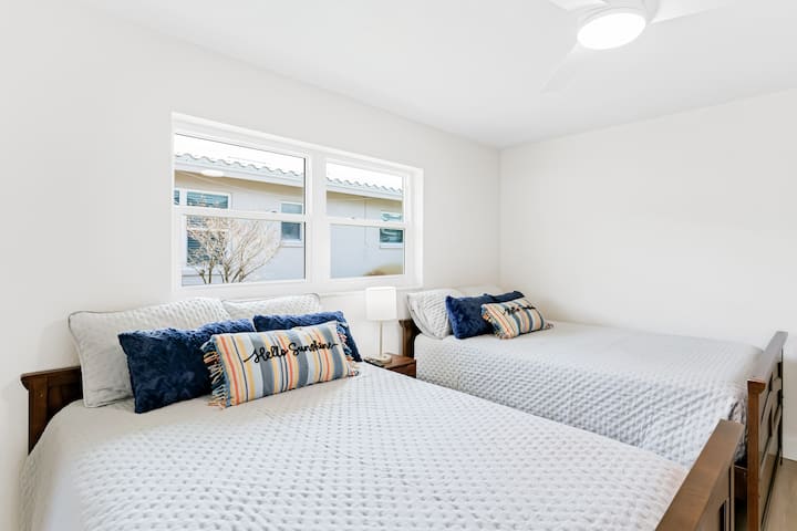 Chumba chenye vitanda viwili vya watu wawili, kinachofaa kwa watoto.