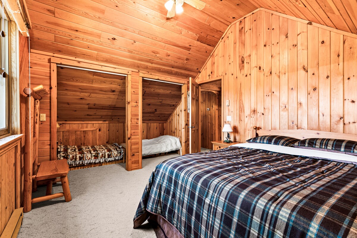 תקרות מקומרות, מיטת קווין סייז ושתי מיטות תינוק.  יש שידה ושולחנות קצה בכל צד של המיטה. בחדר השינה יש יחידת מיזוג אוויר בחלון.