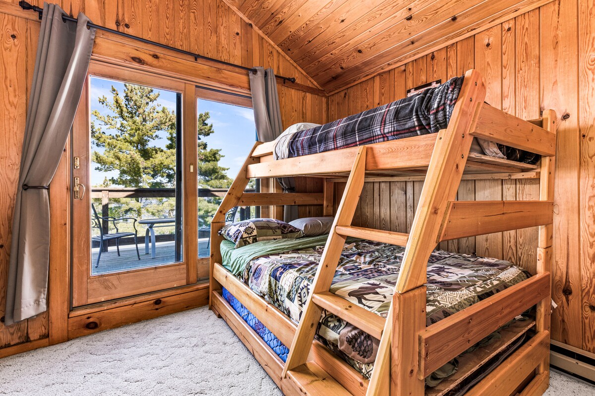 בחדר השינה הנעים הזה יש מיטת קומתיים זוגית ושידה!  החלק הטוב ביותר בחדר הזה הוא המרפסת הפרטית המשקיפה על האגם! 