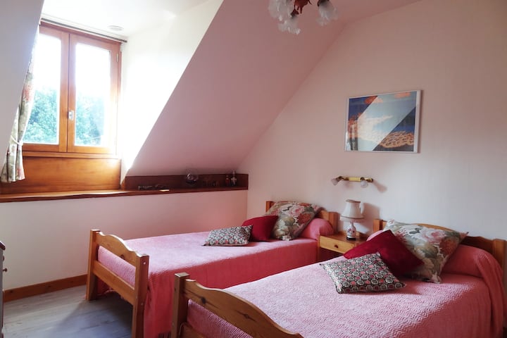 2ª Habitación con dos camas de 90, una criada y una cómoda de escritorio que puede servir de oficina (si teletrabajo). Orientación sur. 