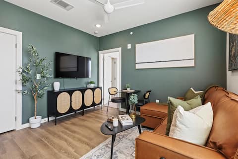 Successful Airbnb property: Lux APT NEAR Downtown|Free On-Site Parking+KING BD in Bishop Arts District