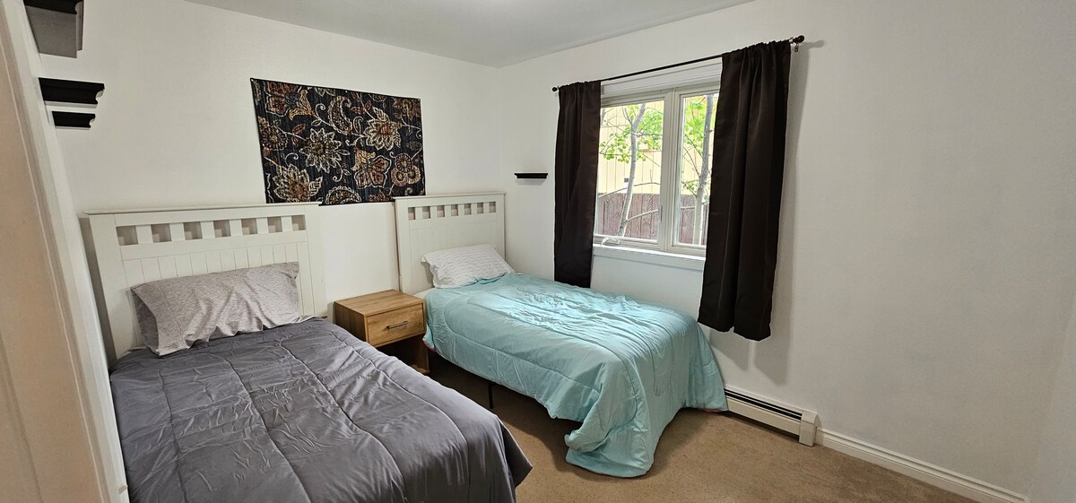 سريران متماثلان ومساحة كبيرة للعب