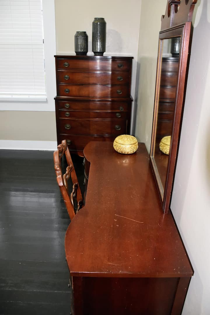 Dormitorio n.º 2 con escritorio y cómoda.