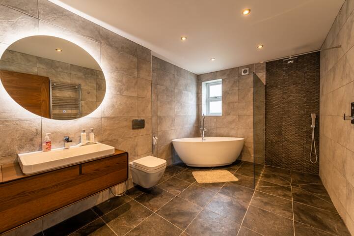 6 Bedroom Luxury home + Cinema gallery image 5