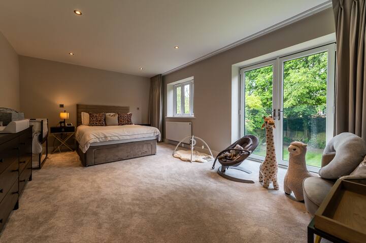 6 Bedroom Luxury home + Cinema gallery image 4