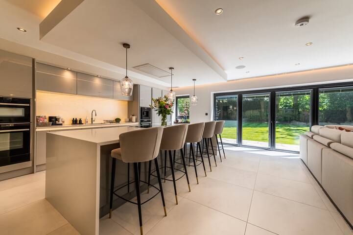 6 Bedroom Luxury home + Cinema gallery image 3