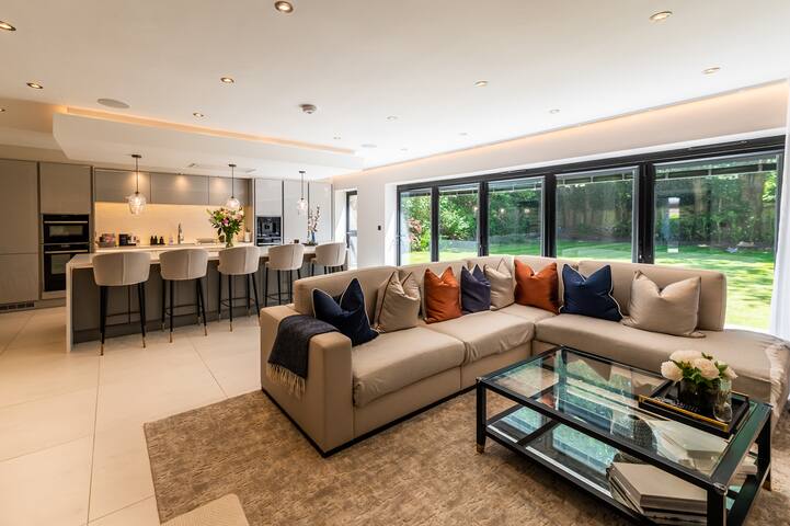 6 Bedroom Luxury home + Cinema gallery image 2