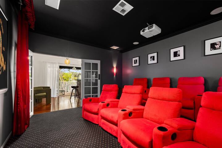 NEW! MaisonMarie: Cinebar Getaway 4Bedroom 2.5bath gallery image 4
