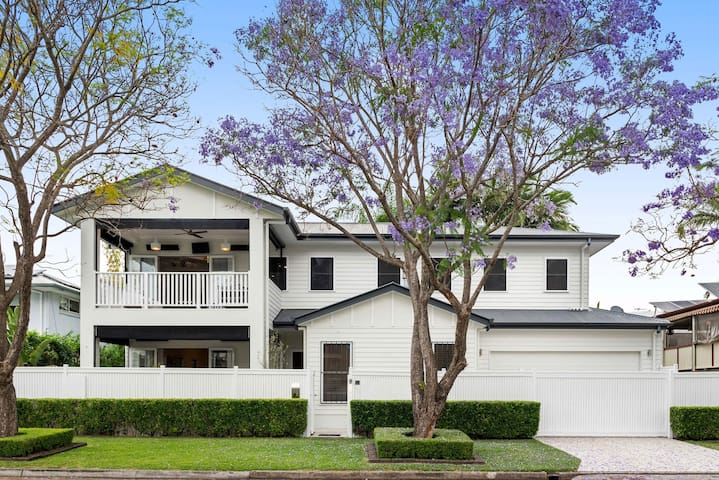 NEW! MaisonMarie: Cinebar Getaway 4Bedroom 2.5bath