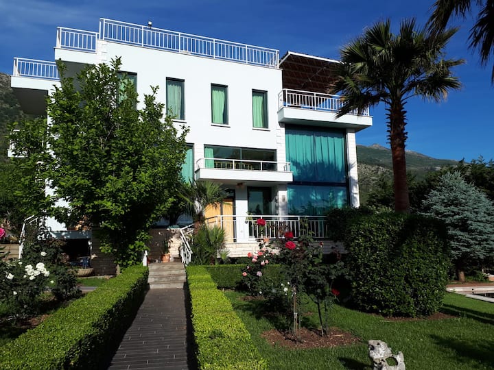 Experience Unforgettable Beachfront Holiday Villa