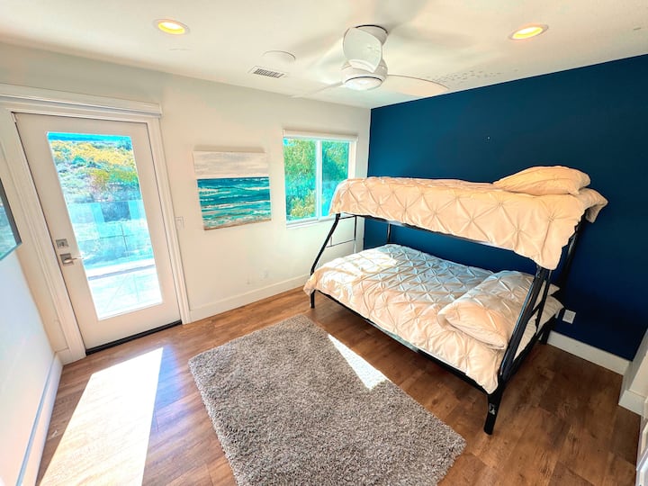 Kitanda cha ghorofa, Dirisha na mwonekano wa mlango wa kioo wa mazingira ya asili.  Mlango unaweza kufikia baraza.  Feni ya dari na luva za kuzima