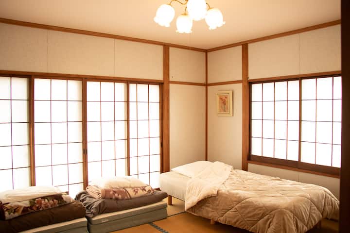 春の間
春をイメージした柔らかな雰囲気のお部屋です。
南側の桜柄の障子と桜色の天井がポイント！
2面彩光で1番明るいです

＊道路側のお部屋なので自動車の音や振動が多少あります