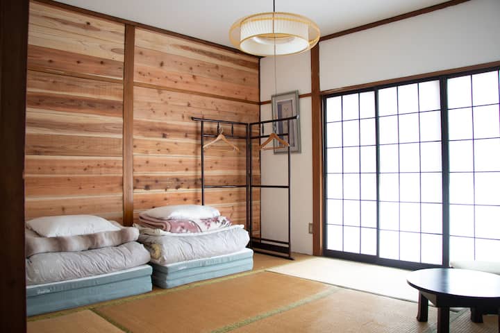 夏の間
夏をイメージした爽やかな雰囲気のお部屋です。
北側は板張り、南側は模様のある漆喰で仕上げました
布団を並べて親子川の字で寝れます