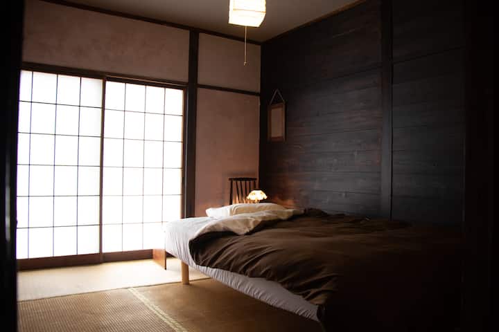 秋の間
秋をイメージした落ち着いた雰囲気のお部屋です。
南側は柿渋と松煙で染色した板張り、他3面はアケビをイメージして調色した漆喰で仕上げました
セミダブルベットをご用意してます