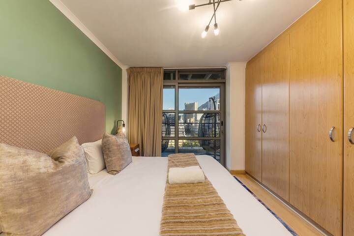 SOHO Loft | City Mountain Views gallery image 5