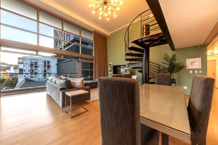 SOHO Loft | City Mountain Views gallery image 3