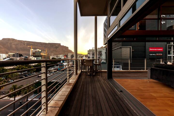 SOHO Loft | City Mountain Views gallery image 4