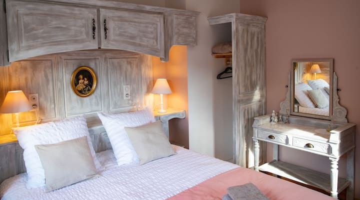 Chambre romantique, aux couleurs pastels. Lumière traversante.
 Lits queen size (160 par 200cm )avec draps linvosges, bonheur du jour, et lit bébé équipé (gratuit).