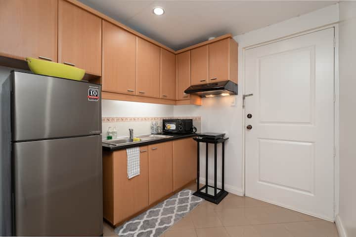 Greenbelt Makati Condo W/ Balcony & Park Views - Makati