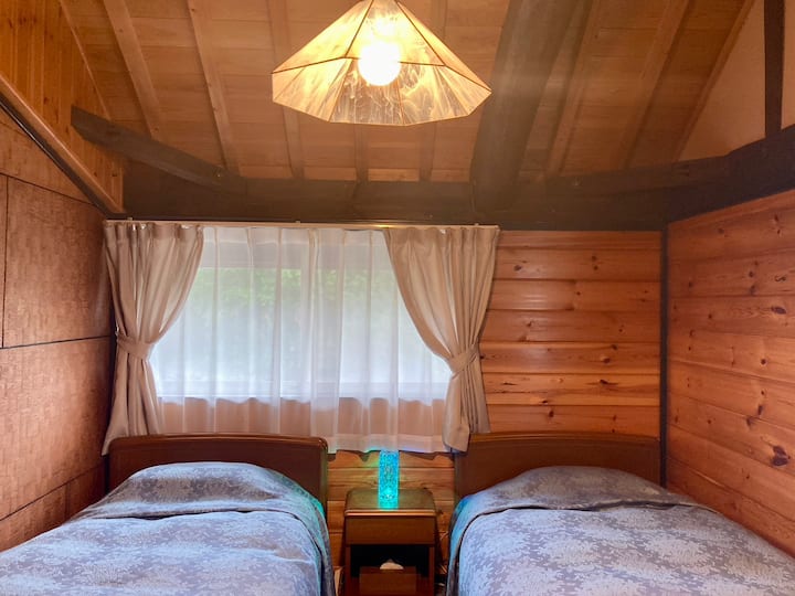 [灰色] 二楼卧室。2张床。