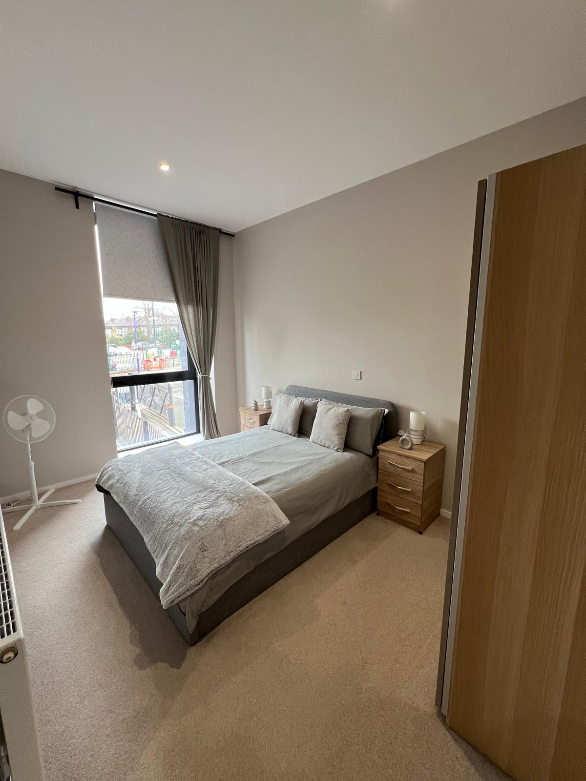 Hay una cama doble, armario, gabinetes junto a la cama y lámparas en el dormitorio. Hay un espejo colgado en la parte trasera de la puerta y se proporciona una secadora de pelo en el armario. 