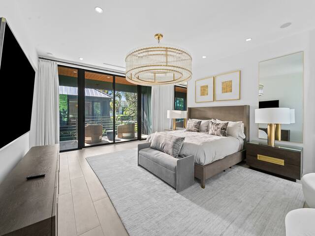 PRISTiNE New Build Mansion! 2 Masters&Heated Pool gallery image 3