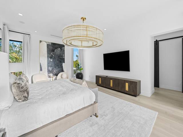 PRISTiNE New Build Mansion! 2 Masters&Heated Pool gallery image 4