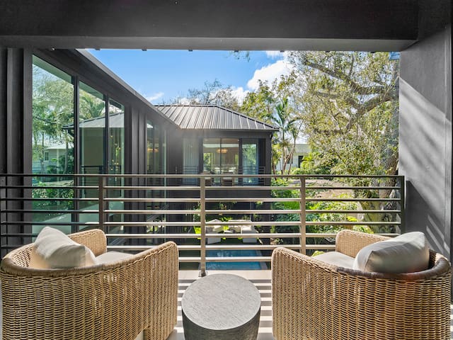 PRISTiNE New Build Mansion! 2 Masters&Heated Pool