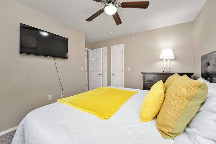 Спалня за гости с голямо двойно легло в жилище 1