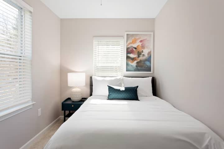 Ova privlačna spavaća soba ima krevet pune veličine koji nudi mirno utočište za opuštanje.