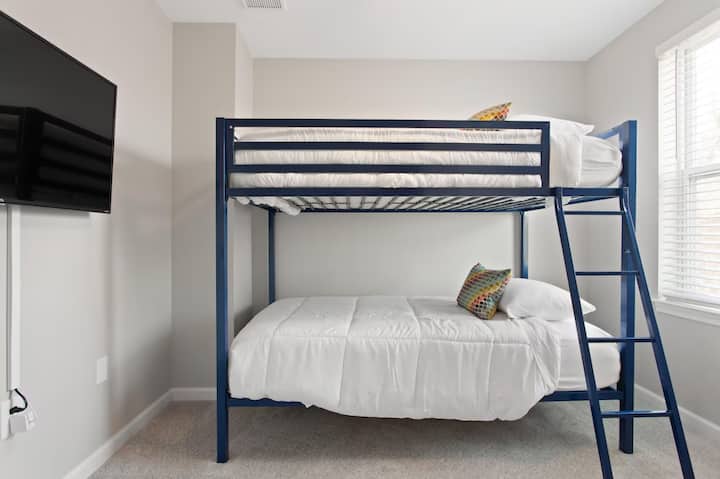 Zabavna i udobna soba na kat savršena za djecu ili grupe koje traže zajednički prostor za opuštanje i opuštanje.