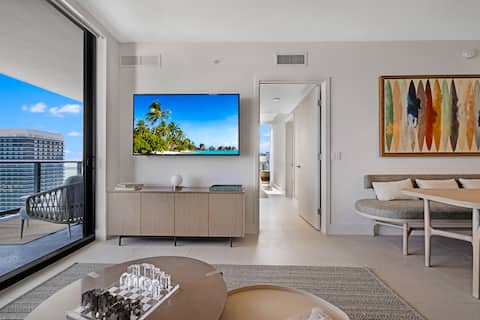 Top performing Airbnb: Modern High-Floor Condo, Bayview, Pool, Spa, Gym in Parkwest