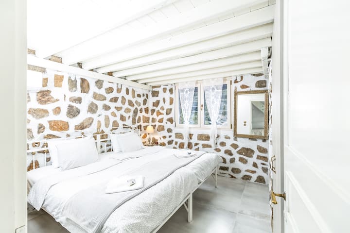 Спална соба на приземје со брачен кревет и плакар  