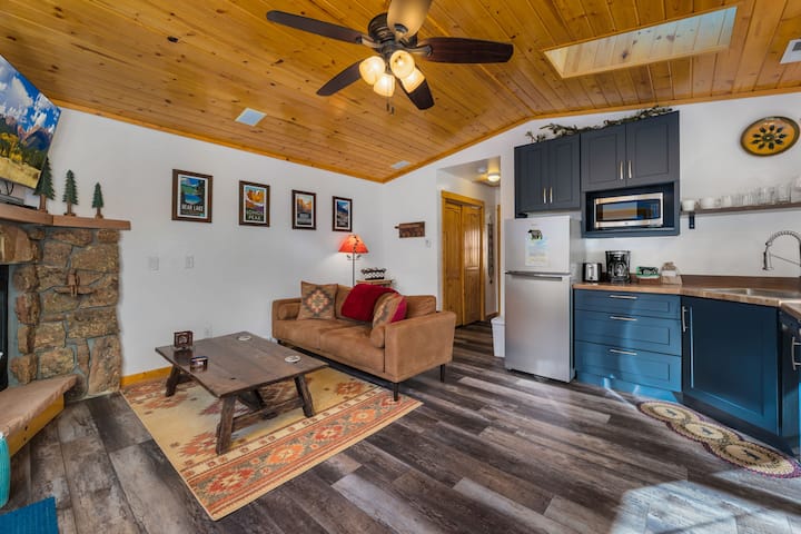 Hot Tub On The River! 1 K Bed! - Estes Park, CO