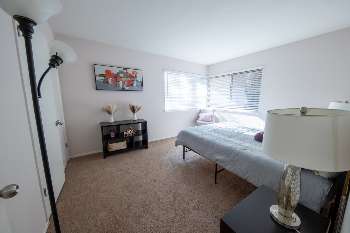  Spálňa 1 s manželskou posteľou Queen 