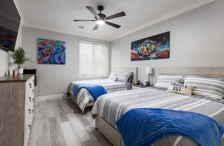 Спалня на горния етаж с 2 двойни легла, смарт телевизор, скрин, дрешник.  Също така мини хладилник и забавни произведения на изкуството!  Тази спалня, друга спалня и общата им баня се намират на 3 - то ниво на дома (надолу по коридора от основната спалня). 